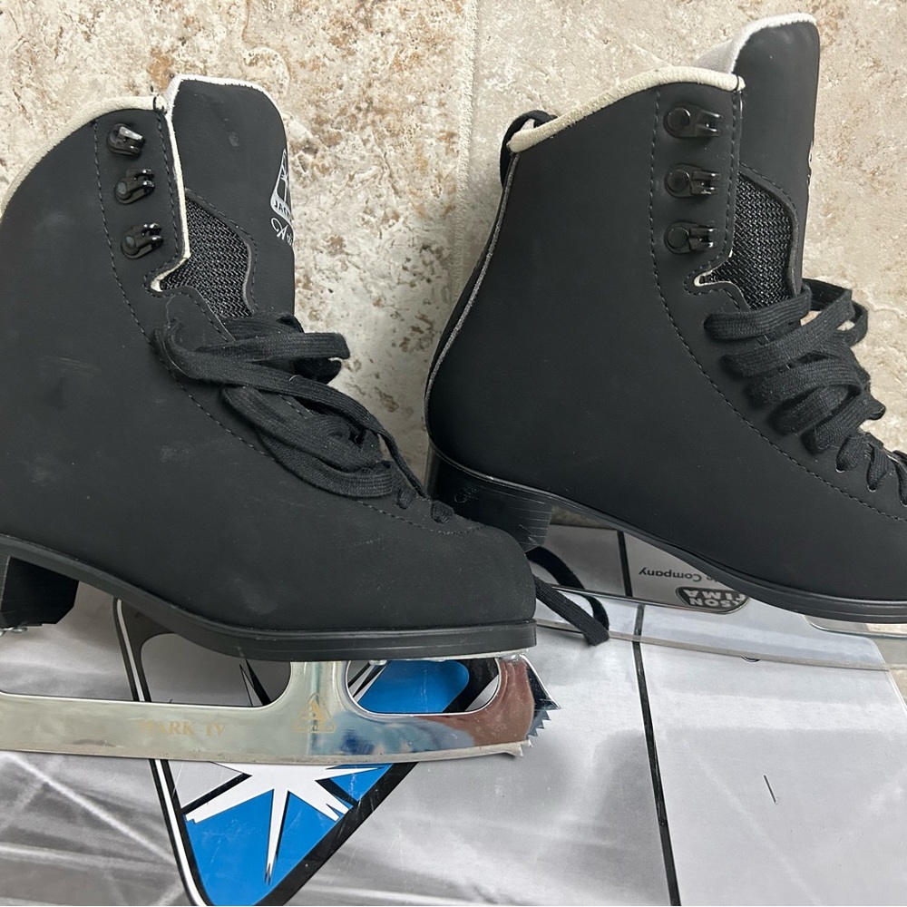 Jackson Artiste boys skates Y1.5